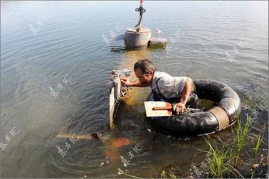 Anh nông dân tự chế tạo tàu ngầm