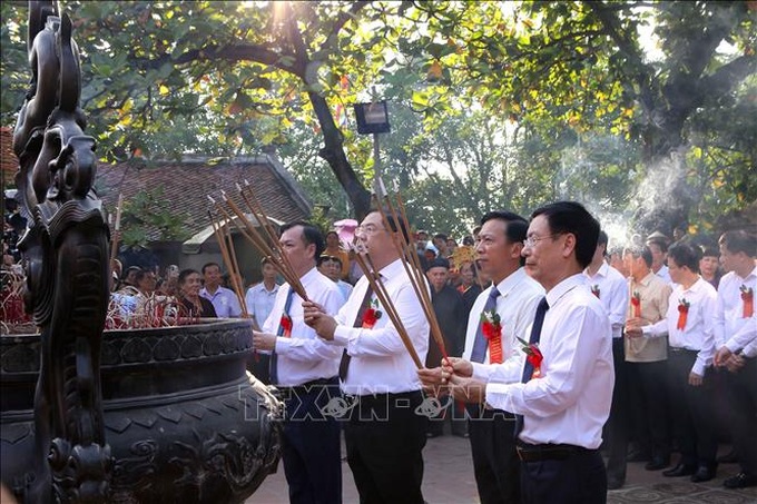 Các đại biểu dâng hương tưởng niệm anh linh các vị Vua Trần, Đức Thánh Trần.
