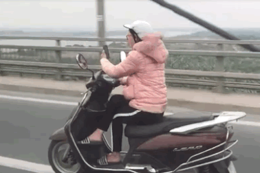 "Ninja Lead" gác chân chữ ngũ, sử dụng điện thoại như diễn xiếc