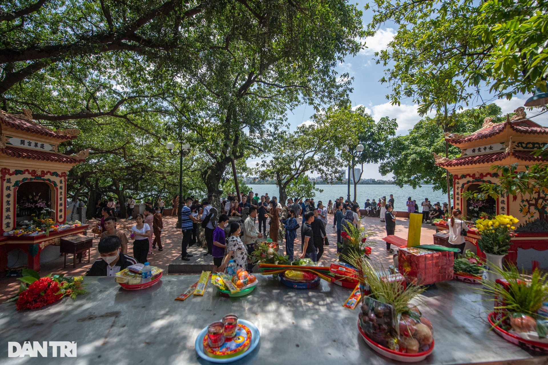 Phủ Tây Hồ vắng vẻ ngày Rằm tháng Bảy - 5 Phủ Tây Hồ vắng vẻ ngày Rằm tháng Bảy - 5