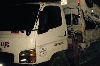 Taxi lao xuống suối giữa đêm, 3 người thương vong