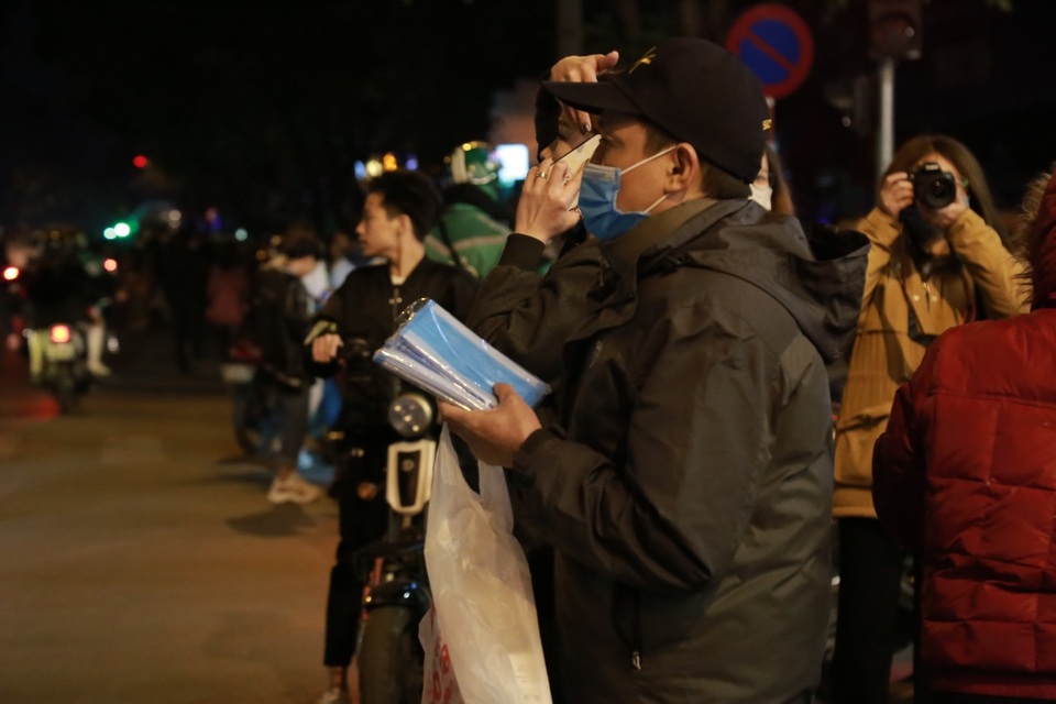 Khẩu trang đắt hàng trên phố đi bộ đêm giao thừa - 10 Khẩu trang đắt hàng trên phố đi bộ đêm giao thừa - 10