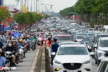 Đường tới Trung tâm Hội chợ Triển lãm quốc gia tắc 4-5km, dòng xe "tê liệt"