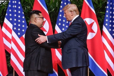 Những hoạt động ngoại giao đầu tiên của ông Kim Jong-un chinh phục thế giới