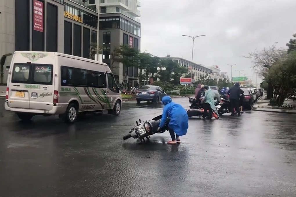 Gió to quật ngã người đi đường, máy bay phải quay đầu ở Phú Yên - 1 Gió to quật ngã người đi đường, máy bay phải quay đầu ở Phú Yên - 1