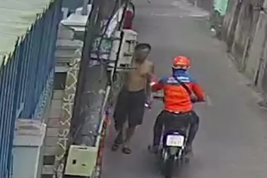 Tên cướp gật đầu chào trước khi giật sợi dây chuyền