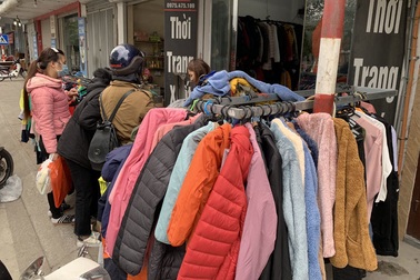 Ba ngày rét đậm bán hết bay 1.000 chiếc áo phao, thu về tiền tỷ