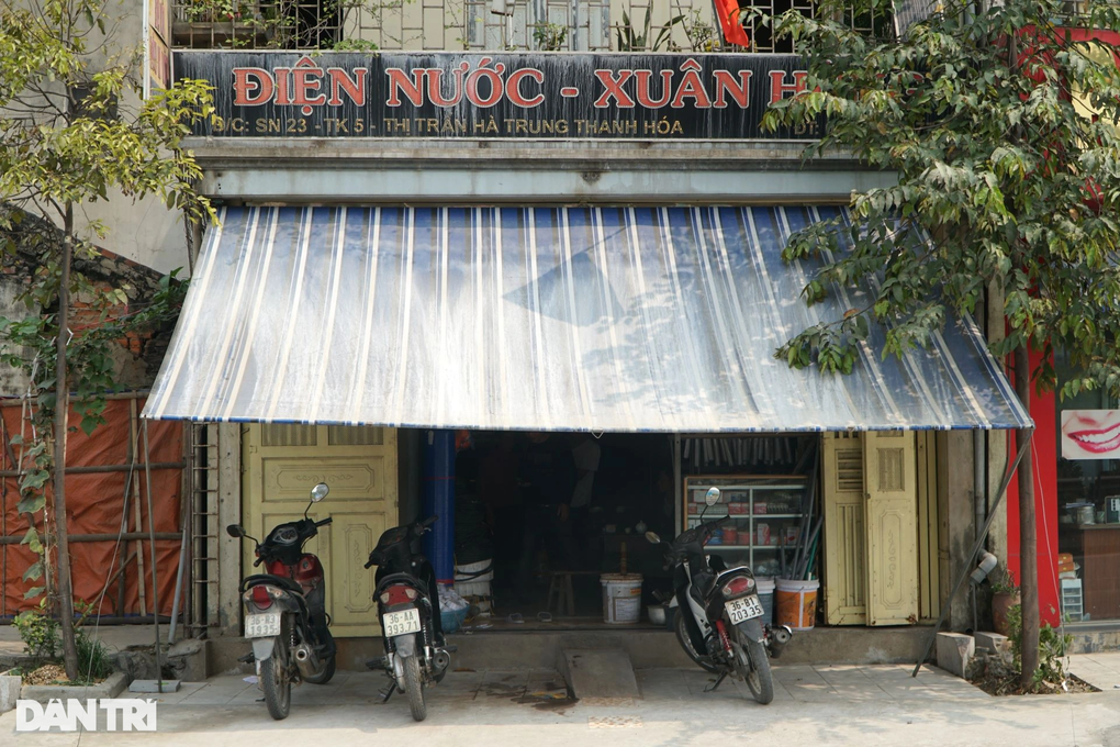 Bé gái 2 tuổi bị xịt hơi cay vào mắt trong vụ xô xát của người lớn - 1 Bé gái 2 tuổi bị xịt hơi cay vào mắt trong vụ xô xát của người lớn - 1