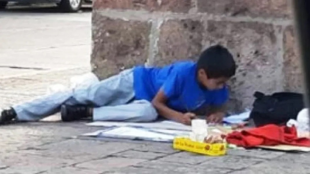 Cậu bé lang thang chăm học được Bộ trưởng Giáo dục Mexico trao học bổng - 1 Cậu bé lang thang chăm học được Bộ trưởng Giáo dục Mexico trao học bổng - 1
