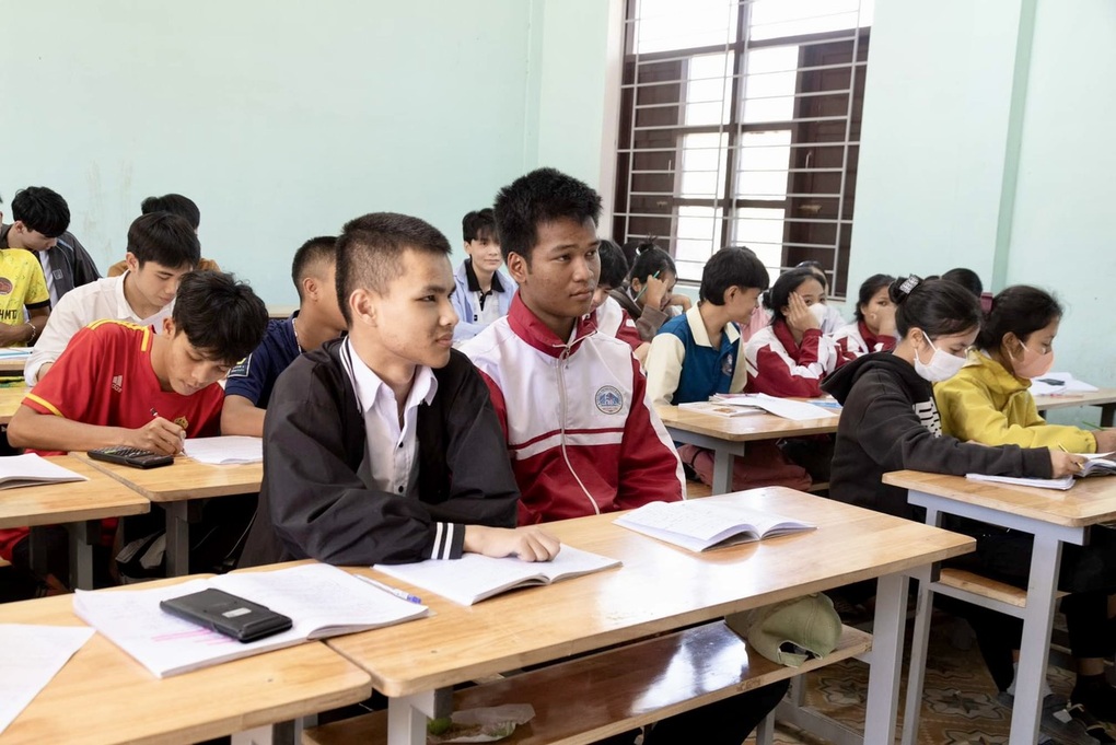 Cậu học trò mỗi ngày đứng ở cổng trường và câu chuyện xúc động phía sau - 3 Cậu học trò mỗi ngày đứng ở cổng trường và câu chuyện xúc động phía sau - 3