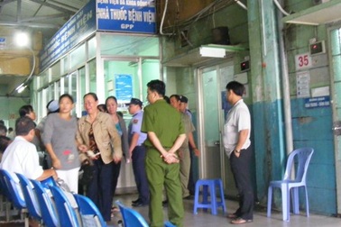 Nữ hộ lý chết trong bệnh viện với 2 con dao cắm trên ngực