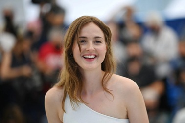 Chuyện "một đêm thành sao" của nữ diễn viên xuất sắc tại LHP Cannes 2021