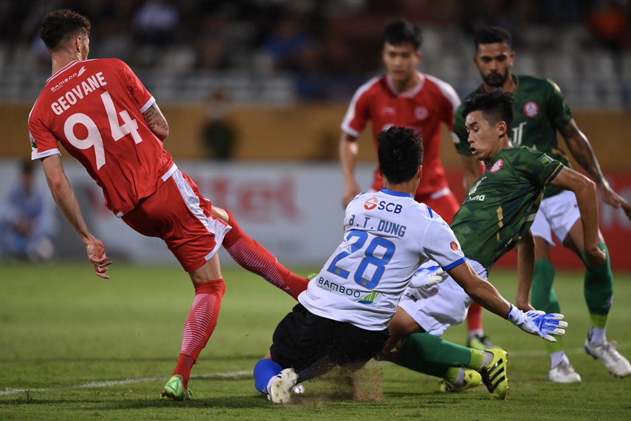 Thủ môn Bùi Tiến Dũng lại mắc sai lầm khiến CLB TPHCM thua Viettel - 4