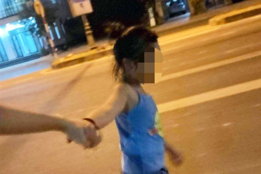 Bé gái 8 tuổi bị người lạ bắt cóc trong đêm