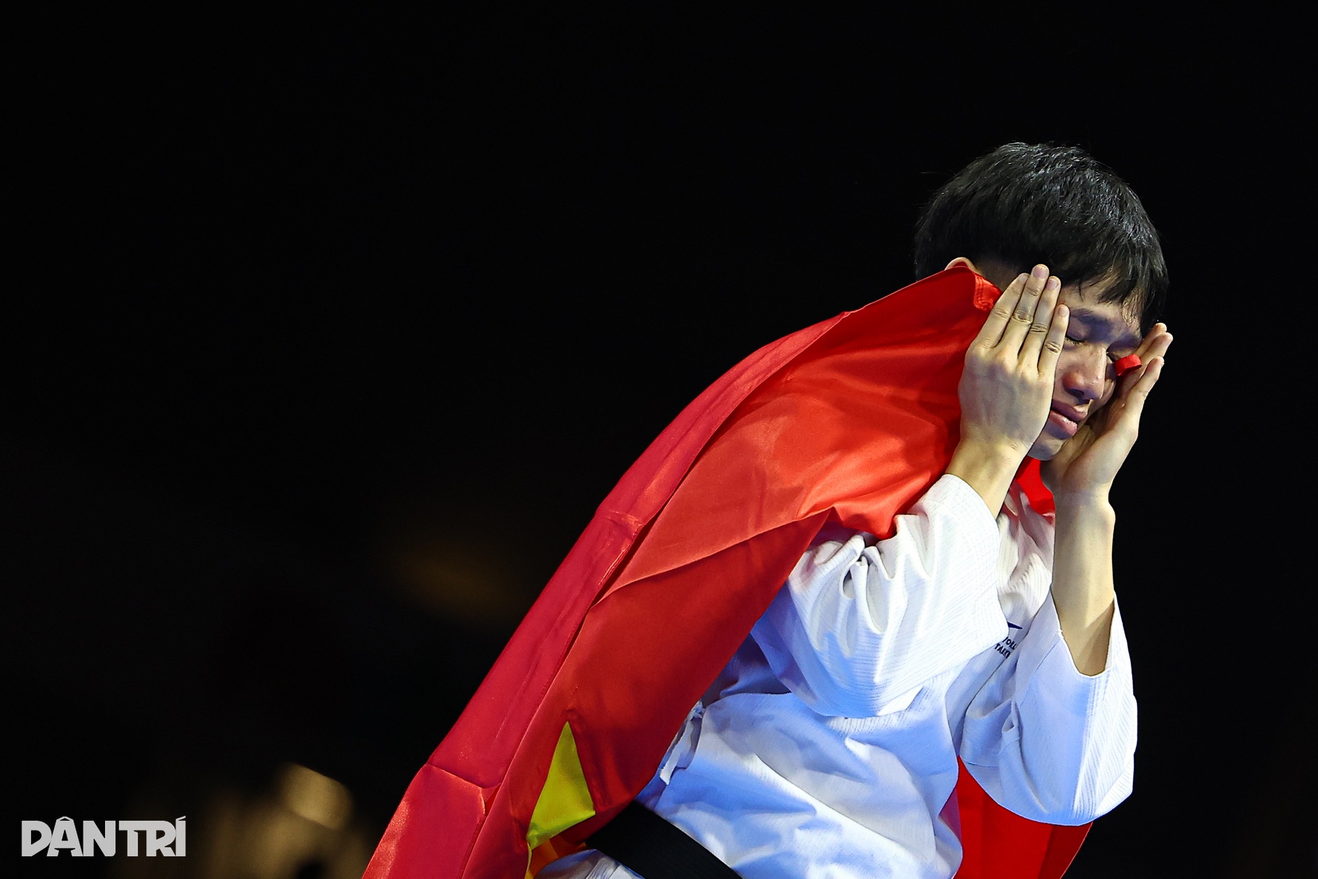 Glädjetårar flödade från taekwondo-atleterna efter att ha vunnit guldmedaljen vid de 33:e SEA-spelen. Giọt nước mắt vỡ oà của các VĐV taekwondo với tấm HCV SEA Games 33 - 1