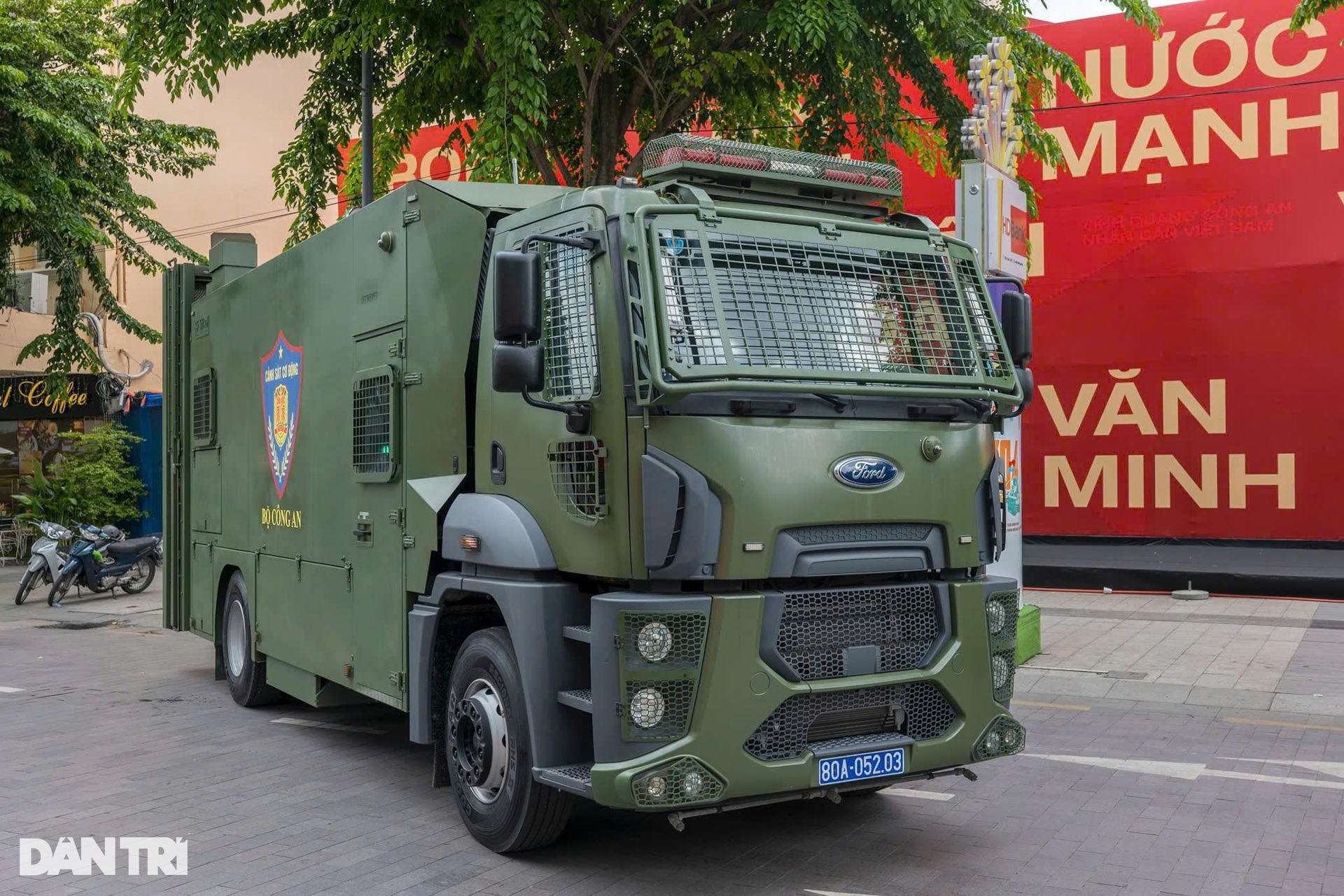 Ngắm dàn khí tài, xe bọc thép của Bộ Công an trên đường phố TPHCM - 5 Ngắm dàn khí tài, xe bọc thép của Bộ Công an trên đường phố TPHCM - 5