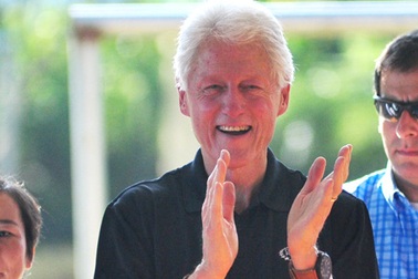 Cựu tổng thống Bill Clinton tới Việt Nam: Ấn tượng những nụ cười