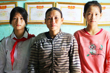 Nước mắt người mẹ đơn thân nghèo không đủ sức lo cho 4 con đến trường