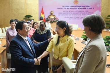 Thủ tướng Phạm Minh Chính gặp mặt các nhà ngoại giao nữ Việt Nam và quốc tế