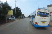 Tình huống xe khách không nhường đường cho xe cấp cứu gây nhiều tranh cãi