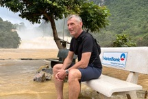 Khách Tây thích thú lội nước ngắm thác Bản Giốc… đục ngầu mùa mưa lũ