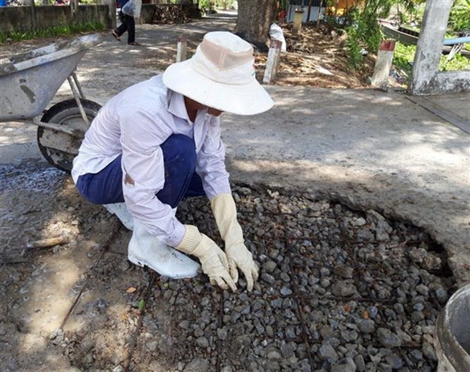 Chuyện về anh thợ hồ tự nguyện vá đường, sửa cầu ở Bạc Liêu - 2 Chuyện về anh thợ hồ tự nguyện vá đường, sửa cầu ở Bạc Liêu - 2