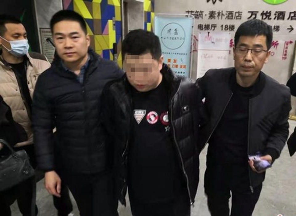 Giả làm đại thiếu gia, lừa tình cuỗm tiền tỷ của một lúc 20 cô gái - 1 Giả làm đại thiếu gia, lừa tình cuỗm tiền tỷ của một lúc 20 cô gái - 1