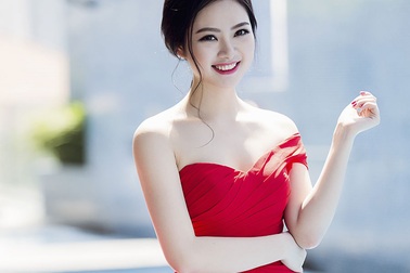 Hoa hậu Ngọc Anh rực rỡ với váy đỏ gợi cảm