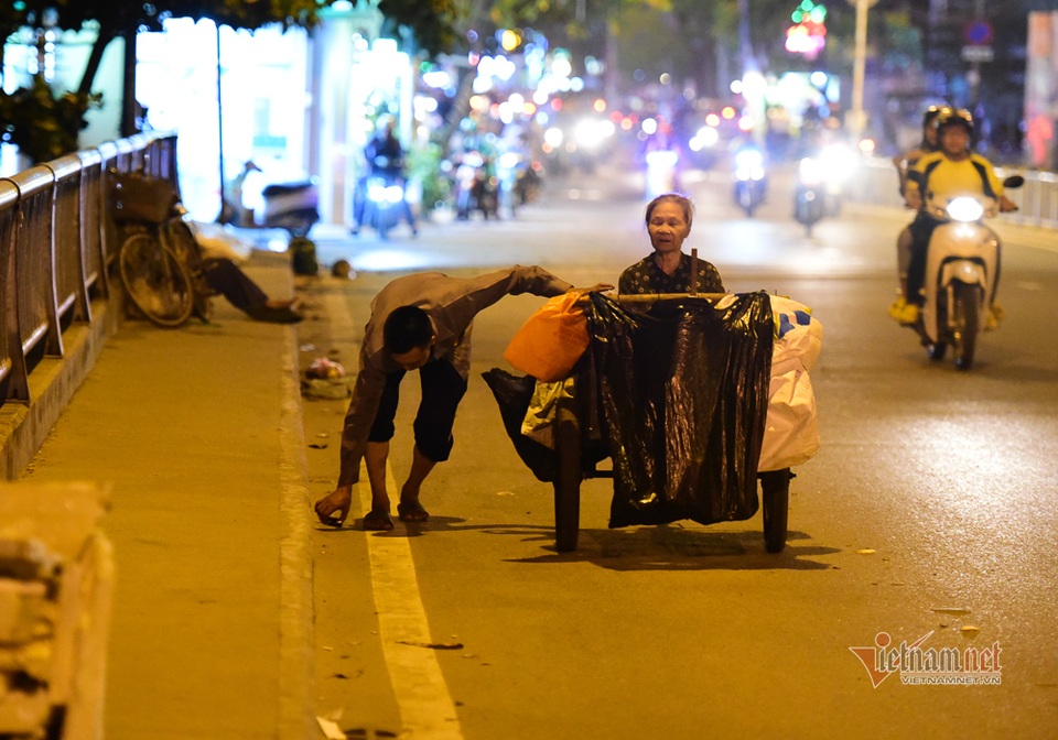 Chàng trai nghèo chở mẹ đi nhặt phế liệu khắp Sài Gòn - 13 Chàng trai nghèo chở mẹ đi nhặt phế liệu khắp Sài Gòn - 13
