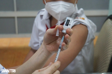 Trẻ 5 - 11 tuổi tiêm vaccine Covid-19: Hạ sốt sau tiêm như thế nào?