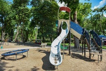 Những trò chơi cũ kỹ, xuống cấp trong Công viên Thống Nhất