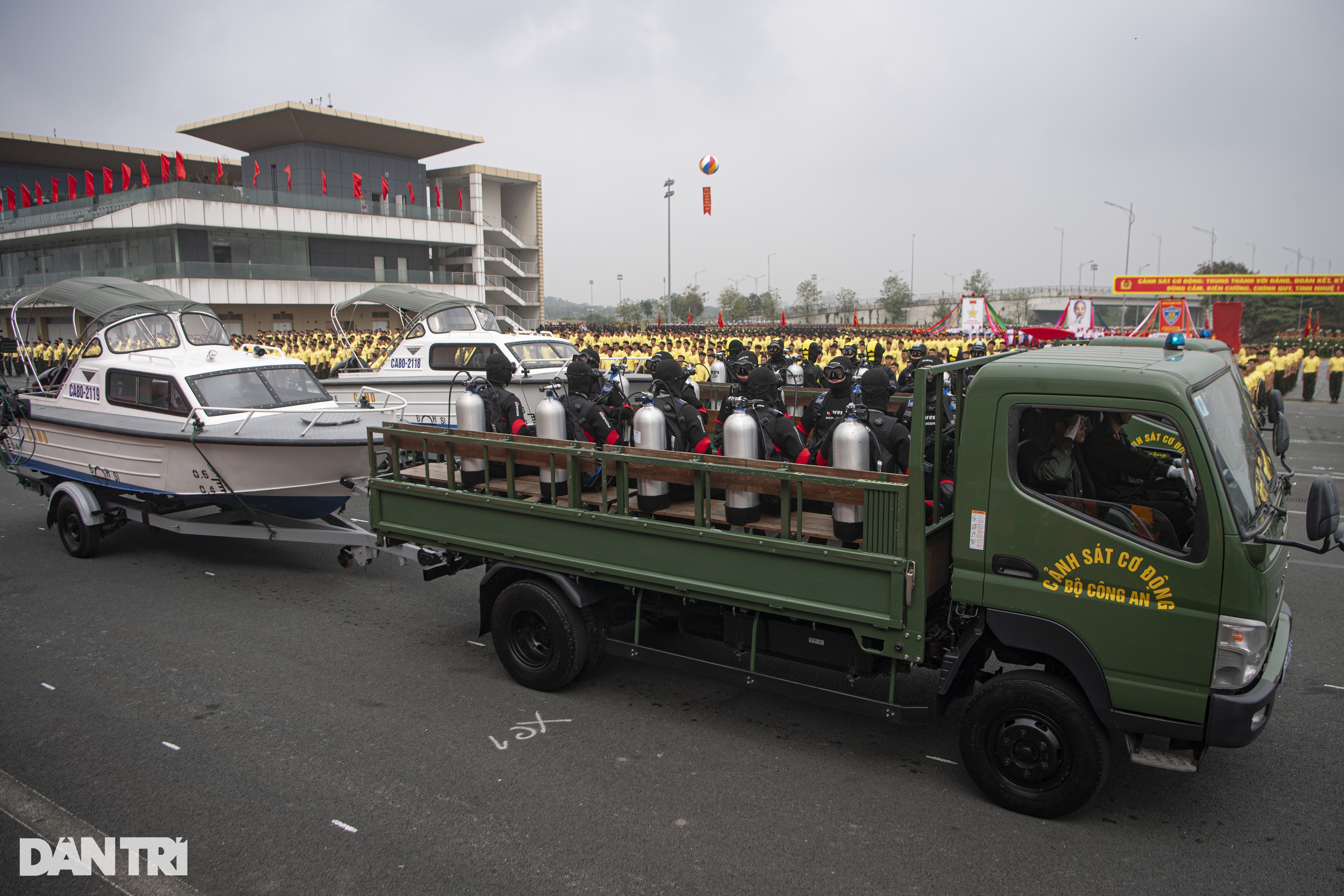 Hơn 100 xe đặc chủng phô diễn tại lễ kỷ niệm 50 năm lực lượng CSCĐ - 9