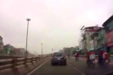 Nhầm đường, ôtô quyết rẽ trái trên cầu Chương Dương