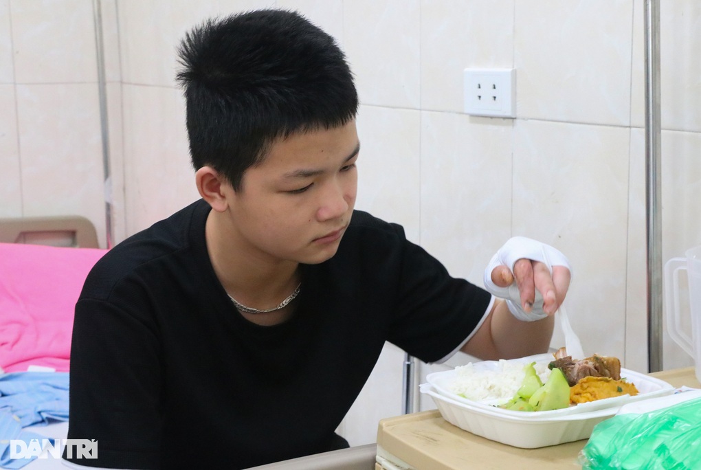 Cậu bé mất tay sau tiếng nổ được bạn đọc Dân trí giúp đỡ hơn 200 triệu đồng - 2 Cậu bé mất tay sau tiếng nổ được bạn đọc Dân trí giúp đỡ hơn 200 triệu đồng - 2