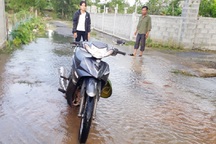 Nước hồ thuỷ lợi bất ngờ tràn xuống, người dân náo loạn sơ tán