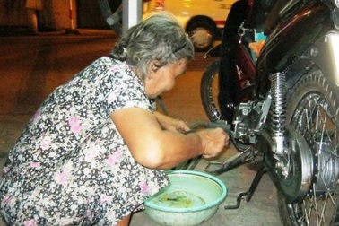 Gặp nữ “hiệp sĩ giao thông” 36 năm vá xe đêm