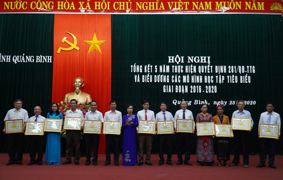 Khen thưởng tập thể, cá nhân tiêu biểu trong thực hiện các mô hình học tập - 1 Khen thưởng tập thể, cá nhân tiêu biểu trong thực hiện các mô hình học tập - 1