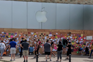 Apple Store quây kín ván gỗ bên ngoài để tránh bị người biểu tình "hôi của"