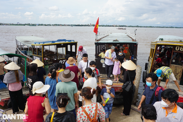 Bất chấp tắc đường, du khách vẫn ùn ùn về miền Tây nghỉ lễ