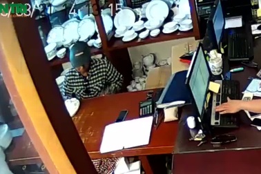 Ngang nhiên dùng tiểu xảo trộm iPhone bằng… mũ bảo hiểm