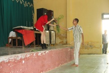 Vy Oanh hát trong… trại giam