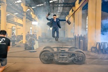 Isaac bay trên không trong phim hành động mới