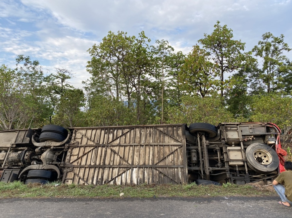 Lật xe khách giường nằm, 31 người nhập viện cấp cứu - 3