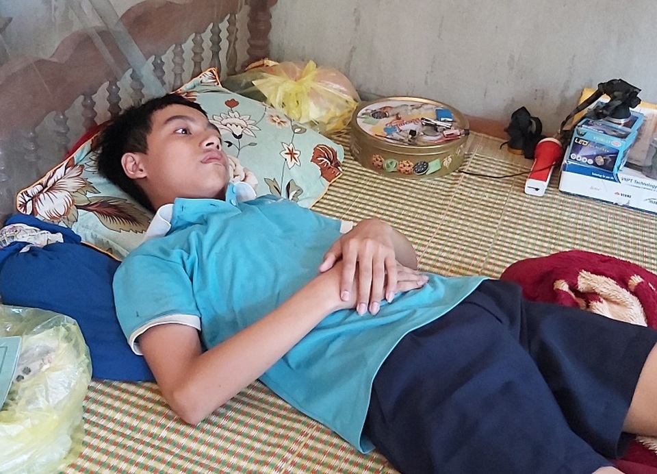Thầy cô giáo rớt nước mắt thương cậu học trò nghèo nằm nhà chờ chết - 4 Thầy cô giáo rớt nước mắt thương cậu học trò nghèo nằm nhà chờ chết - 4