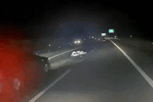 Thót tim khoảnh khắc xe con suýt lao vào xe tải đang dừng trên cao tốc