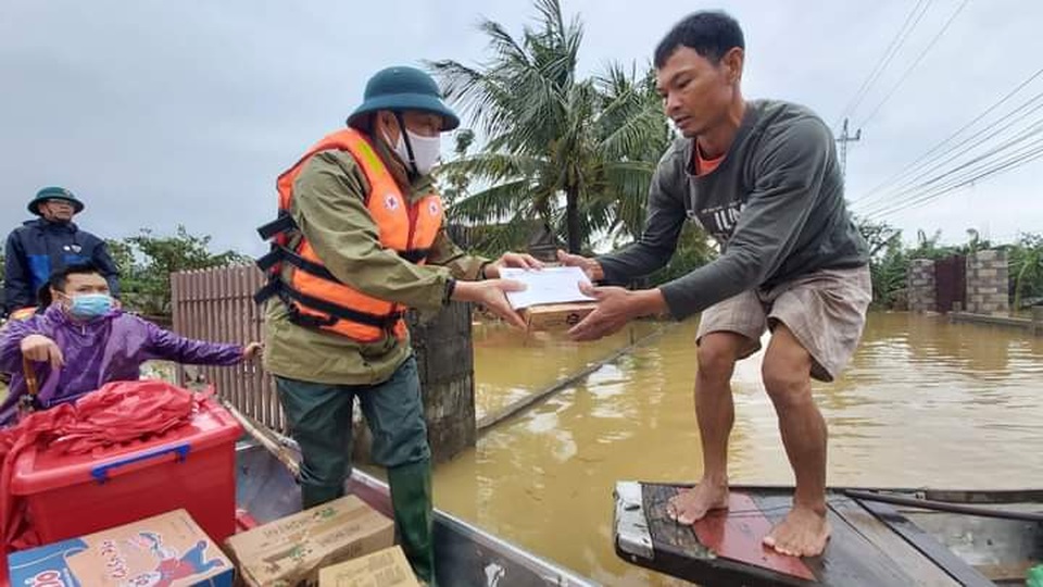 Hàng trăm đoàn thiện nguyện hướng về Quảng Bình, cứu trợ người dân vùng lũ - 9 Hàng trăm đoàn thiện nguyện hướng về Quảng Bình, cứu trợ người dân vùng lũ - 9