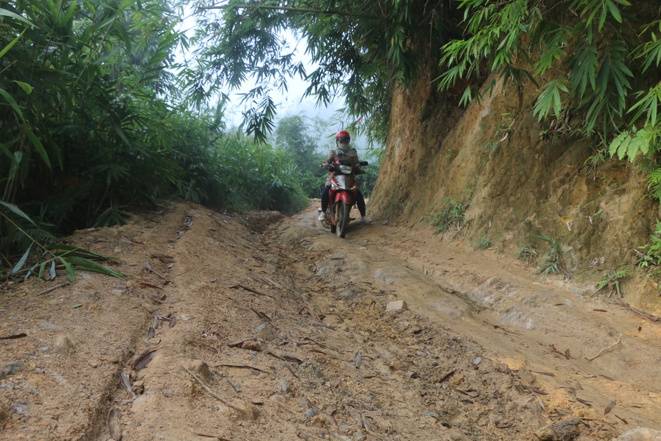 Vàng Thị Chim -cô giáo đầu tiên đến dạy tại cụm dân cư 8 không Đắk RMăng - 3 Vàng Thị Chim -cô giáo đầu tiên đến dạy tại cụm dân cư 8 không Đắk RMăng - 3