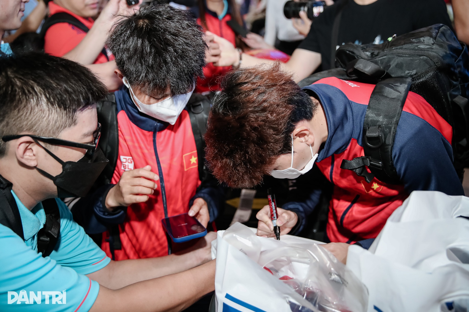 Tuyển nữ Việt Nam rạng rỡ trong ngày về nước  - 6