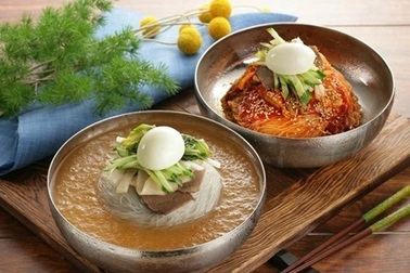 Giải nhiệt mùa Hè với mì lạnh Hàn Quốc