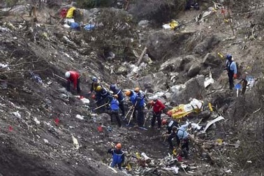 Pháp ngừng tìm kiếm thi thể nạn nhân vụ rơi máy bay